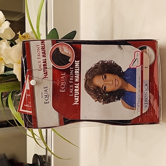 EQUAL LACE FRONT NATURAL HAIRLINE - Picture 3 of 10